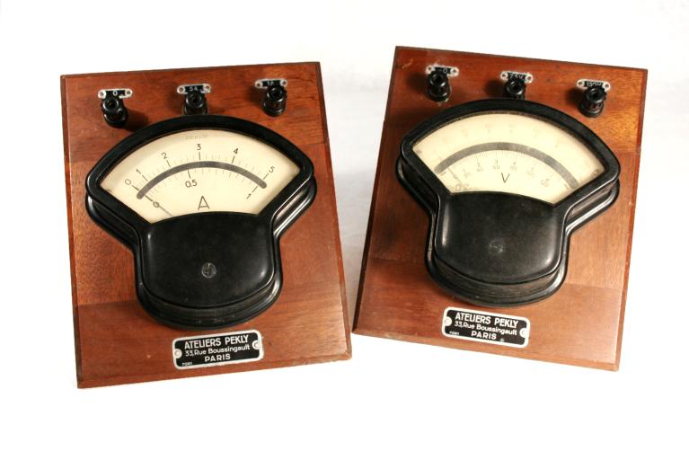 Présentation de la collection d'instruments scientifiques du lycée Émile Zola, Avenue Jean Janvier (Rennes)