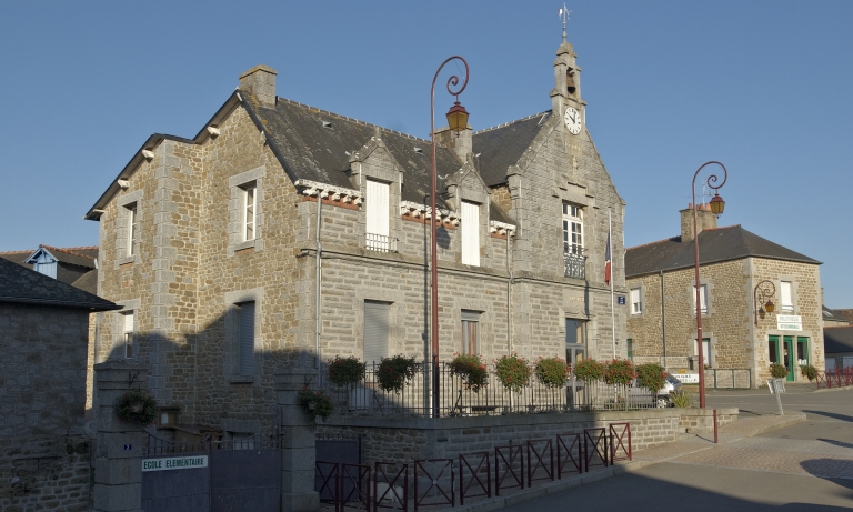 Mairie-école, 1 place de la Mairie (Saint-Marc-le-Blanc)