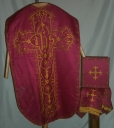 Ornement rouge 4 : chasuble, bourse de corporal, étole, manipule, voile de calice