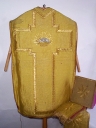 Ornement doré : chasuble, étole, manipule, bourse de corporal, voile du calice