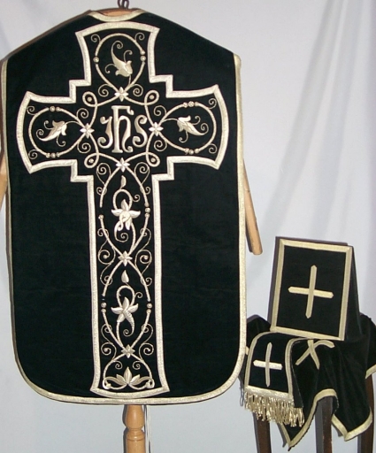 Ornement noir 1 : chasuble, bourse du corporal, voile du calice