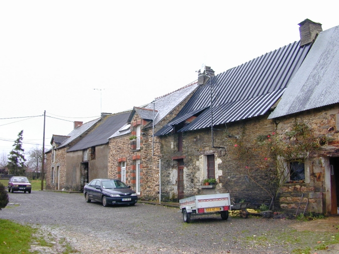 Alignement de cinq maisons, l'Alleu (Pipriac)