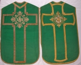 Ensemble de 2 ornements verts : 2 chasubles, 2 bourses de corporal, 2 étoles, 2 manipules, 2 voiles de calice, étole pastorale