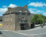 Mairie et école, place du Calvaire (Lanhélin fusionnée en Mesnil-Roc'h en 2019)