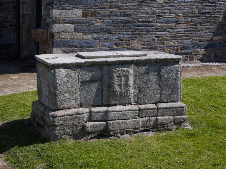 Tombeau, enclos de l'église Saint-Martin (Saint-Martin-sur-Oust)
