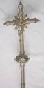 Ensemble de 2 croix de procession et 2 hampes