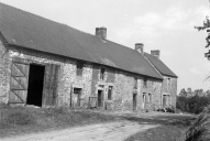 Maisons et ferme : alignement de trois logis, Theuré (Sens-de-Bretagne)
