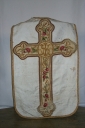 Ornement blanc : chasuble, manipule, bourse de corporal, la Chapelle des Domaines (Maure-de-Bretagne fusionnée en Val d'Anast en 2017)