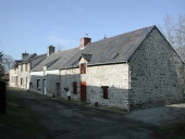 Alignement de 4 maisons, le Pont Melin (Bonnemain)