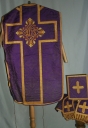 Ornement violet 1 : chasuble, étole, manipule, voile de calice, bourse de corporal