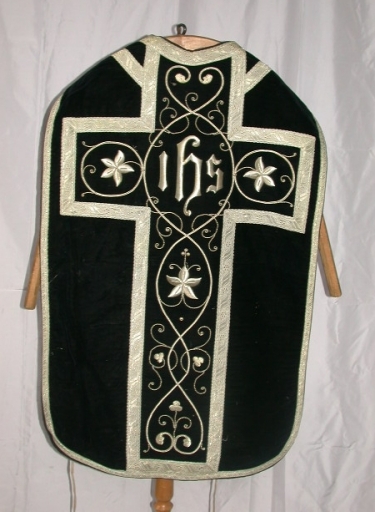 Ornement noir 3 : chasuble, étole, manipule et bourse de corporal