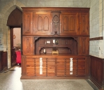 Ensemble des meubles de la sacristie : chasublier, 7 armoires, un bureau