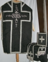 Ornement noir 4 : chasuble, étole, manipule, bourse de corporal, voile de calice