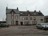 Alignement de maisons, 11-15 place de l'Eglise (Le Verger)