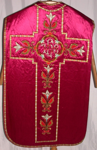 Ornement rouge 5 : chasuble, bourse de corporal, étole, manipule, voile de calice