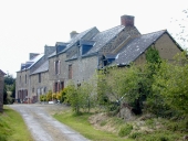 Alignement de deux maisons, la Pelterie (Meillac)
