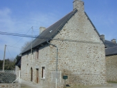 Alignement de deux maisons, Mesbée (Sens-de-Bretagne)