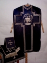Ornement noir 5 : chasuble, étole, manipule, bourse de corporal, voile de calice