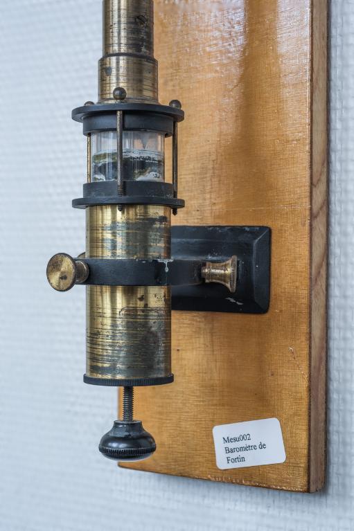 Présentation de la collection d'instruments scientifiques du lycée Émile Zola, Avenue Jean Janvier (Rennes)