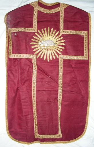 Ornement rouge 2 : chasuble et bourse de corporal