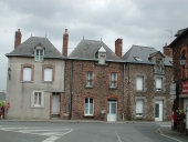 Alignement de trois maisons, 3,4 place de la Libération ; 1 rue de Bréal (Talensac)