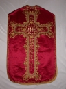 Ornement rouge 1 : chasuble, étole, manipule, voile de calice