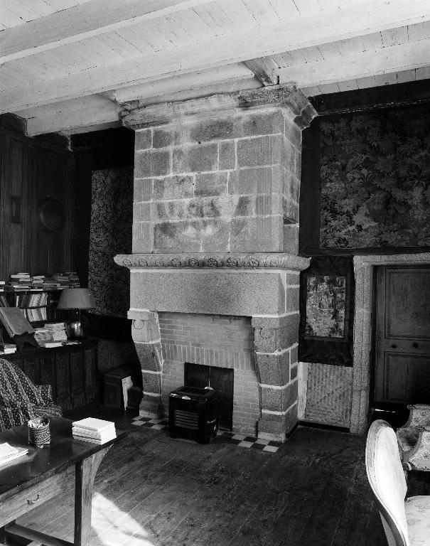 Cheminée du premier étage, Maillé (Plounévez-Lochrist)