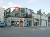 Ancien garage de réparation automobile, actuellement caisse d'épargne et supermarché, 107 rue de Fougères ;  boulevard de la Duchesse-Anne (Rennes)