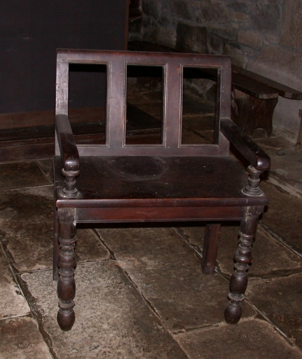 Fauteuil de célébrant et 4 tabourets d'église