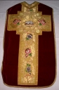 Ornement rouge : chasuble, bourse de corporal, étole, voile de calice