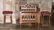 Fauteuil de célébrant et 2 tabourets d'église