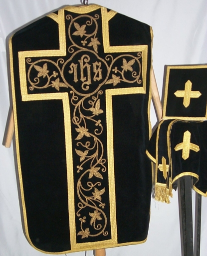 Ornement noir 2 : chasuble, bourse de corporal, étole, voile de calice