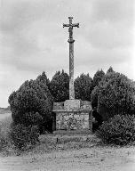 Croix monumentale, dite Kroaz Hir, dite Croaz ar Mission, à 350 m au sud-est de l'église (Plougar)