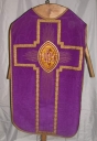 Ornement violet 1 : chasuble, bourse de corporal, étole, manipule