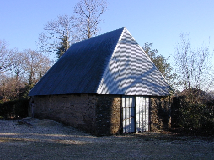 Ferme, à l'est de Kerleüiné (Pluméliau fusionnée en Pluméliau-Bieuzy en 2019)