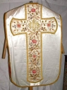 Ornement blanc 1 : chasuble, manipule, voile de calice
