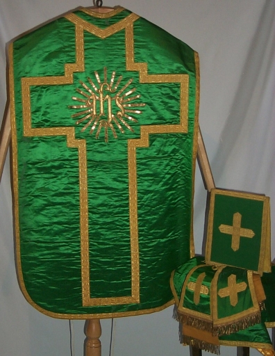 Ornement vert 3 : chasuble, bourse du corporal, étole, manipule, voile du calice