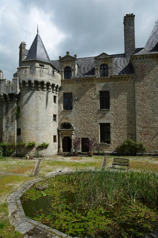 Château du Chalonge, le Chalonge (Trévron)