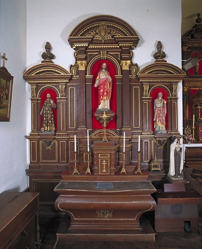 Ensemble de l'autel secondaire nord : autel, 2 gradins, tabernacle, retable, degré