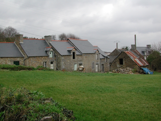 Alignement de maisons, le Rocher Abraham (Saint-Pierre-de-Plesguen fusionnée en Mesnil-Roc'h en 2019)