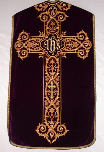 Ornement violet 1 : chasuble, étole, manipule, voile de calice