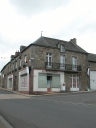 Maison commerciale, 1 place du Souvenir (Dingé)