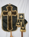 Ornement noir : chasuble, bourse de corporal, étole, manipule, voile de calice