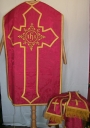 Ornement rouge 2 : chasuble, étole, manipule, voile de calice
