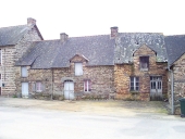 Alignement de maisons (Comblessac)