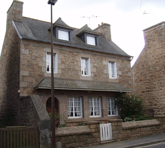 Maison, rue de la Poste (Penvénan)