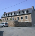Ancienne école, actuellement immeuble à logements, rue Saint-Yves (Louannec)