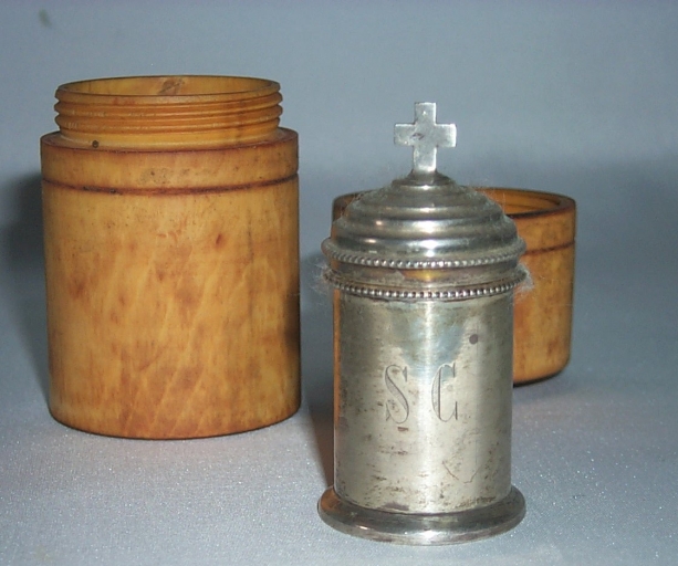 Ampoule à saint chrême avec son coffret