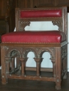 Ensemble de sièges : fauteuil de célébrant, 2 tabourets d'église