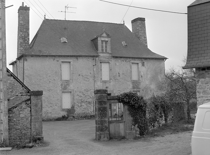 Presbytère, 8, le Bourg (Montreuil-des-Landes)